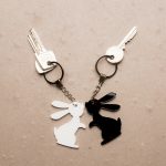 Porte clé L’Amoureux blanc, l’Amoureux noir lapin