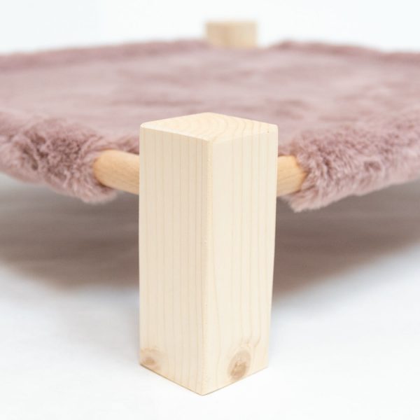 Hamac fausse fourrure rose en bois pour les lapins