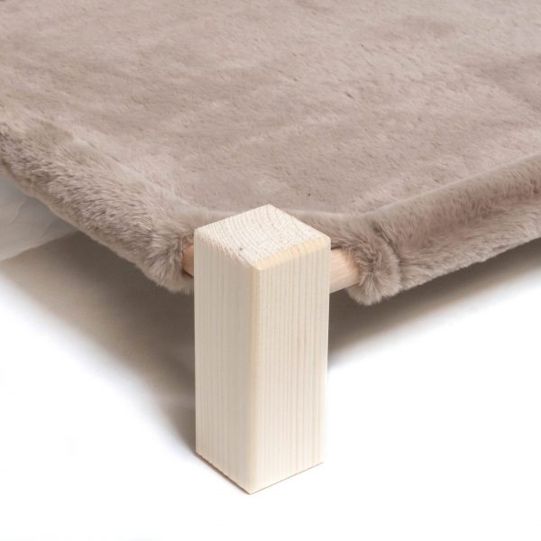 Hamac fausse fourrure taupe en bois pour lapin